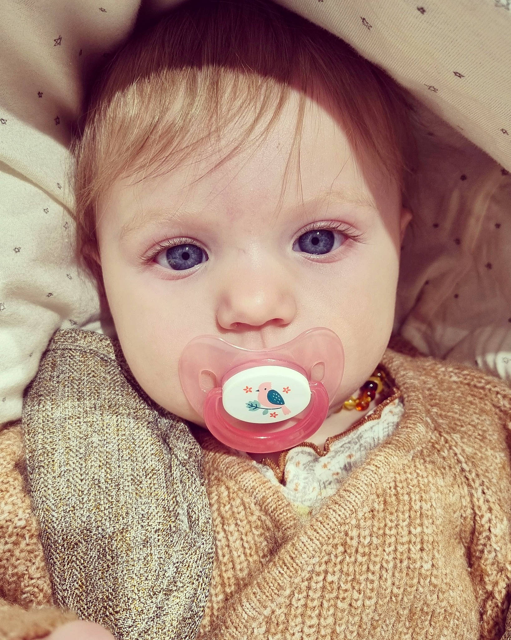 Ayla a rejoint le concours — aidez-le/la à gagner de superbes lots ! baby, baby_toddler_clothing, cheek, chin, clothing, ear, eye, eyebrow, eyelash, face, facial_expression, happy, iris, lip, nose, outerwear, person, pink, skin, sleeve