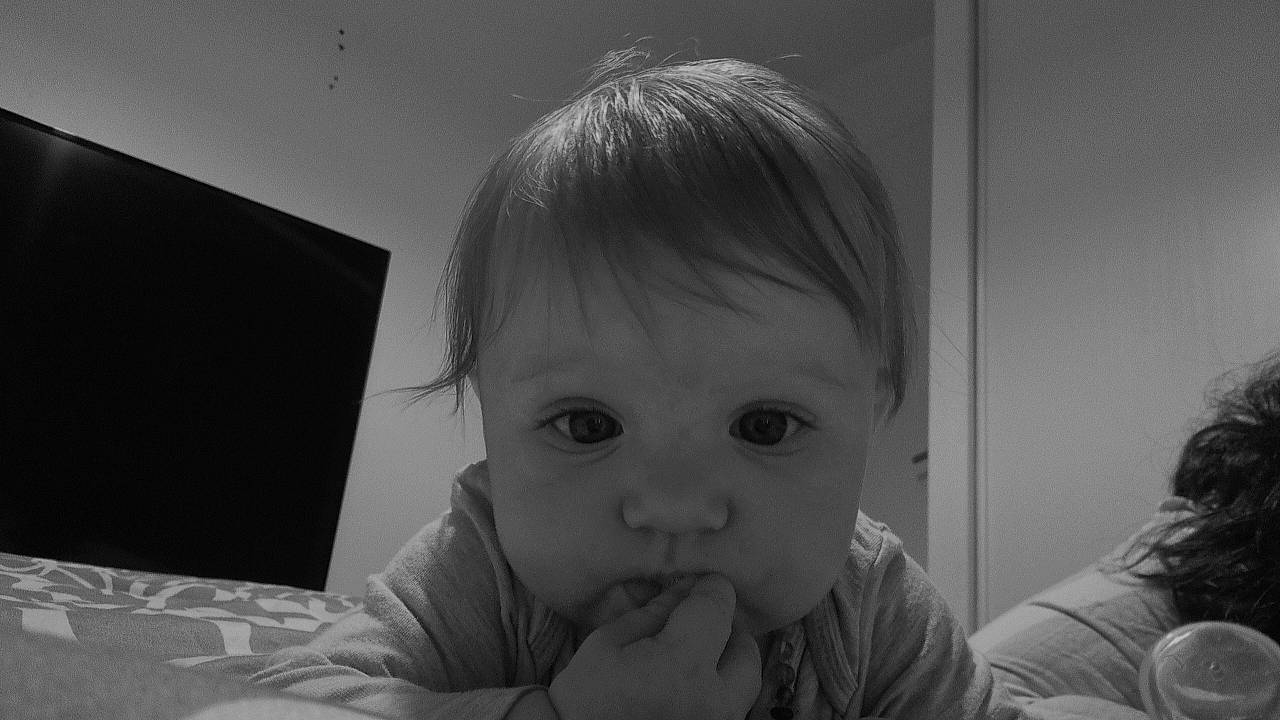 Ayla a rejoint le concours — aidez-le/la à gagner de superbes lots ! black, black_and_white, cheek, comfort, eyebrow, eyelash, facial_expression, flash_photography, fun, gesture, hairstyle, happy, human, iris, lip, nose, person, skin, standing, style