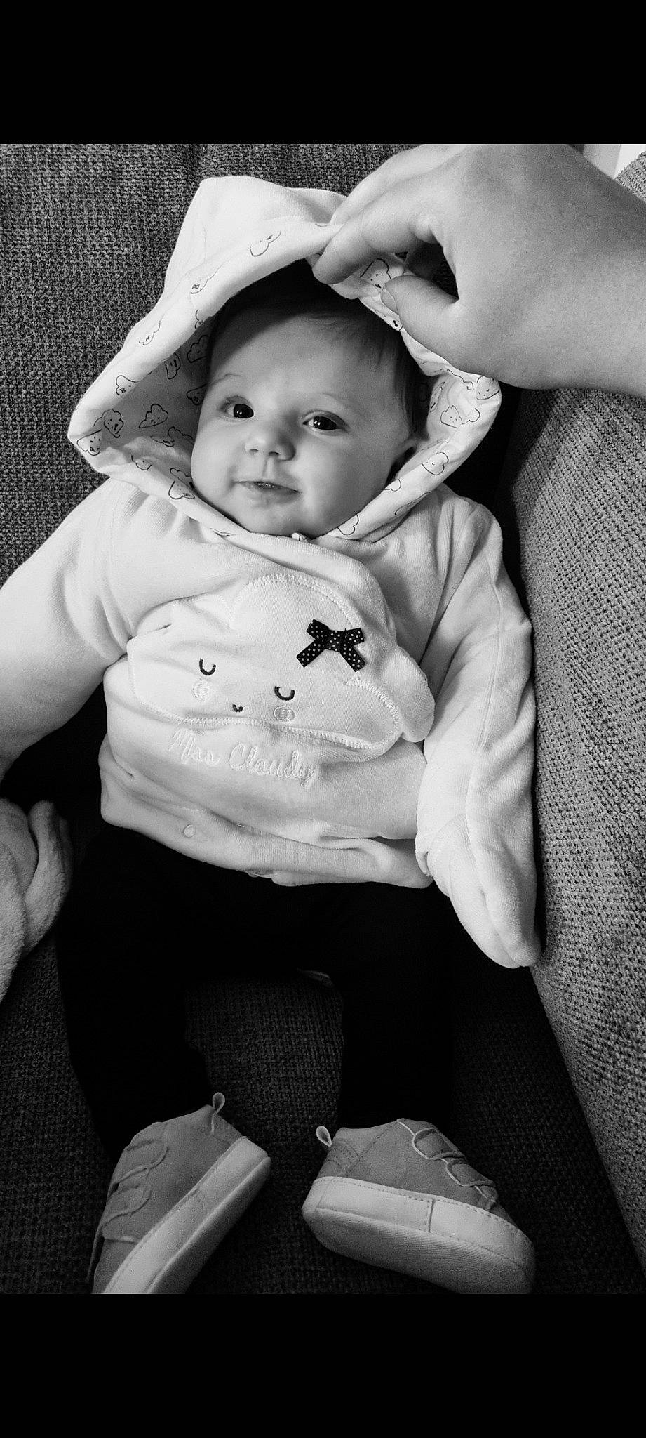 Ayla a rejoint le concours — aidez-le/la à gagner de superbes lots ! baby, baby_toddler_clothing, beauty, black, black_and_white, cheek, child, comfort, eye, flash_photography, happy, human, iris, monochrome, monochrome_photography, person, skin, sleeve, snapshot, style