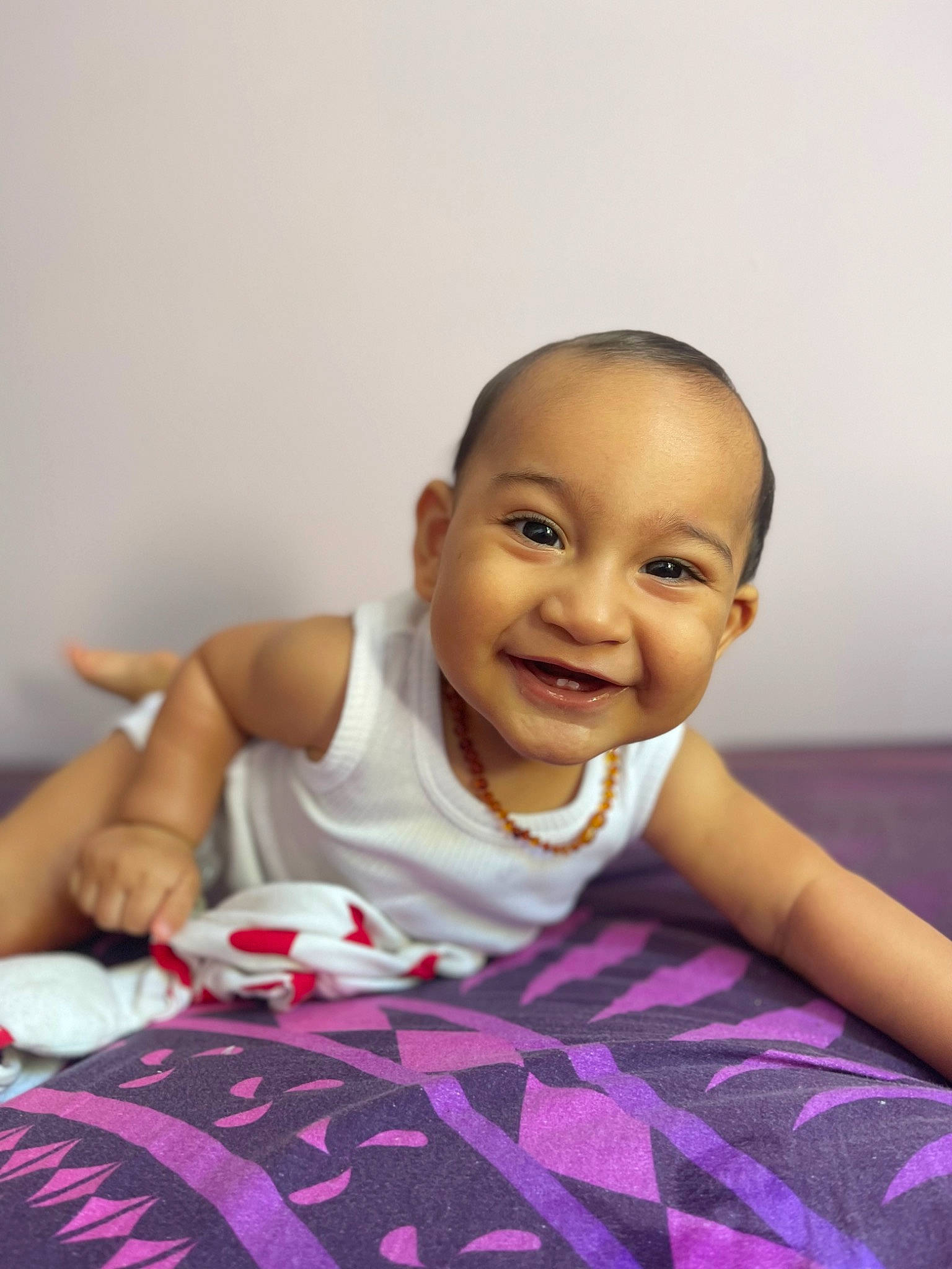 Lyam a rejoint le concours — aidez-le/la à gagner de superbes lots ! chest, chin, comfort, crawling, elbow, eyebrow, finger, flash_photography, flooring, fun, happy, human_body, human_leg, joy, knee, leisure, magenta, person, sitting, smile