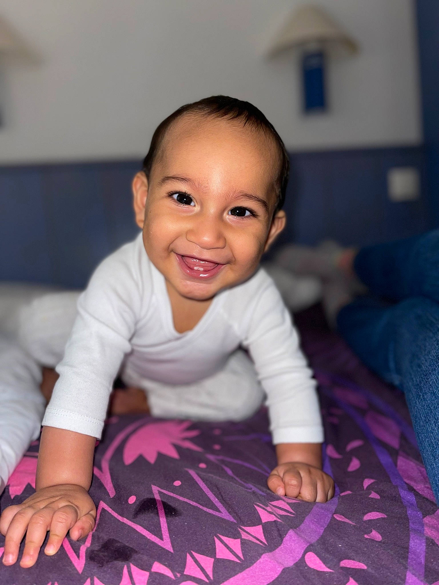 Lyam a rejoint le concours — aidez-le/la à gagner de superbes lots ! baby, baby_toddler_clothing, cheek, child, eyebrow, flash_photography, flooring, fun, happy, joy, linens, magenta, pattern, person, purple, room, sitting, skin, sleeve, smile