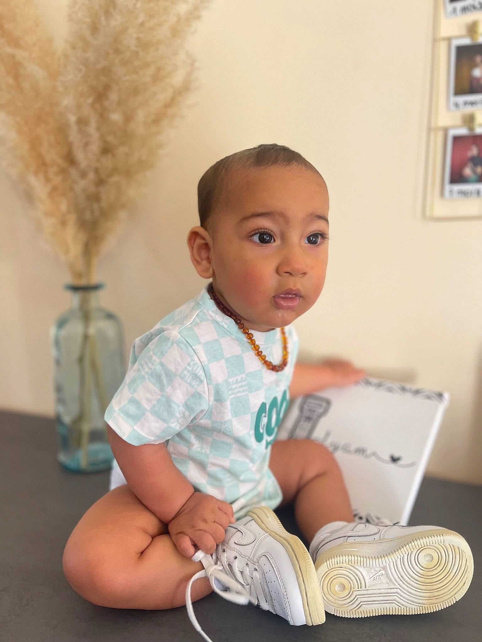Lyam participe au concours pour gagner de l'argent avec cette photo : baby, baby_toddler_clothing, beauty, child, comfort, flooring, hairstyle, happy, human_leg, knee, person, picture_frame, portrait_photography, room, sitting, sleeve, sock, surprise, t_shirt, thigh