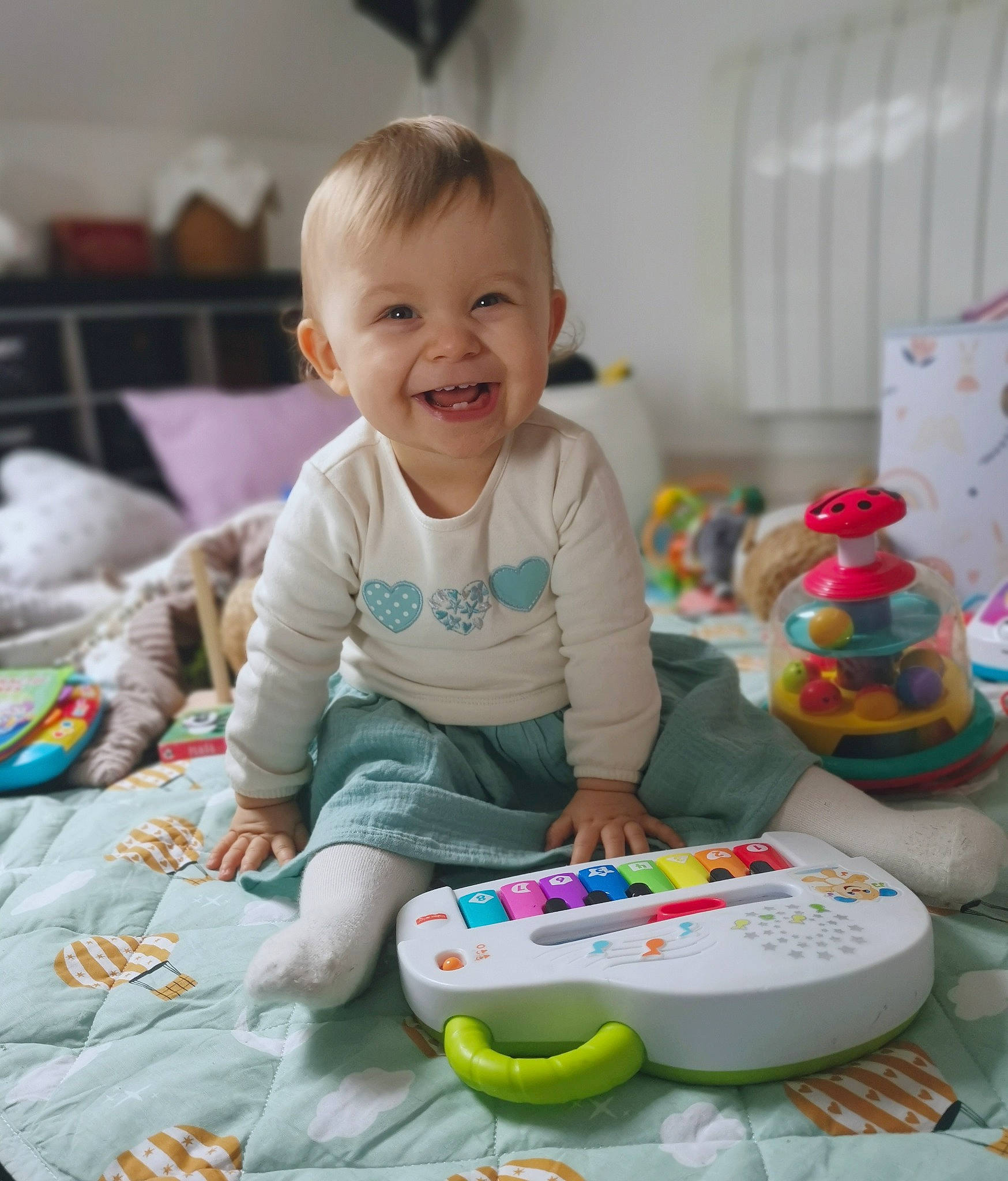 Elia a rejoint le concours — aidez-le/la à gagner de superbes lots ! baby, baby_playing_with_toys, baby_products, baby_toddler_clothing, baby_toys, cheek, child, event, fun, happy, joy, person, plastic, play, product, room, sitting, skin, smile, t_shirt