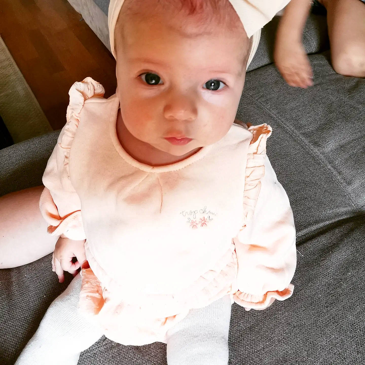 Zoé participe au concours pour gagner de l'argent avec cette photo : arm, baby_toddler_clothing, cheek, collar, dress, eye, eyelash, face, finger, gesture, hair, hand, happy, head, iris, lip, nose, person, pink, skin