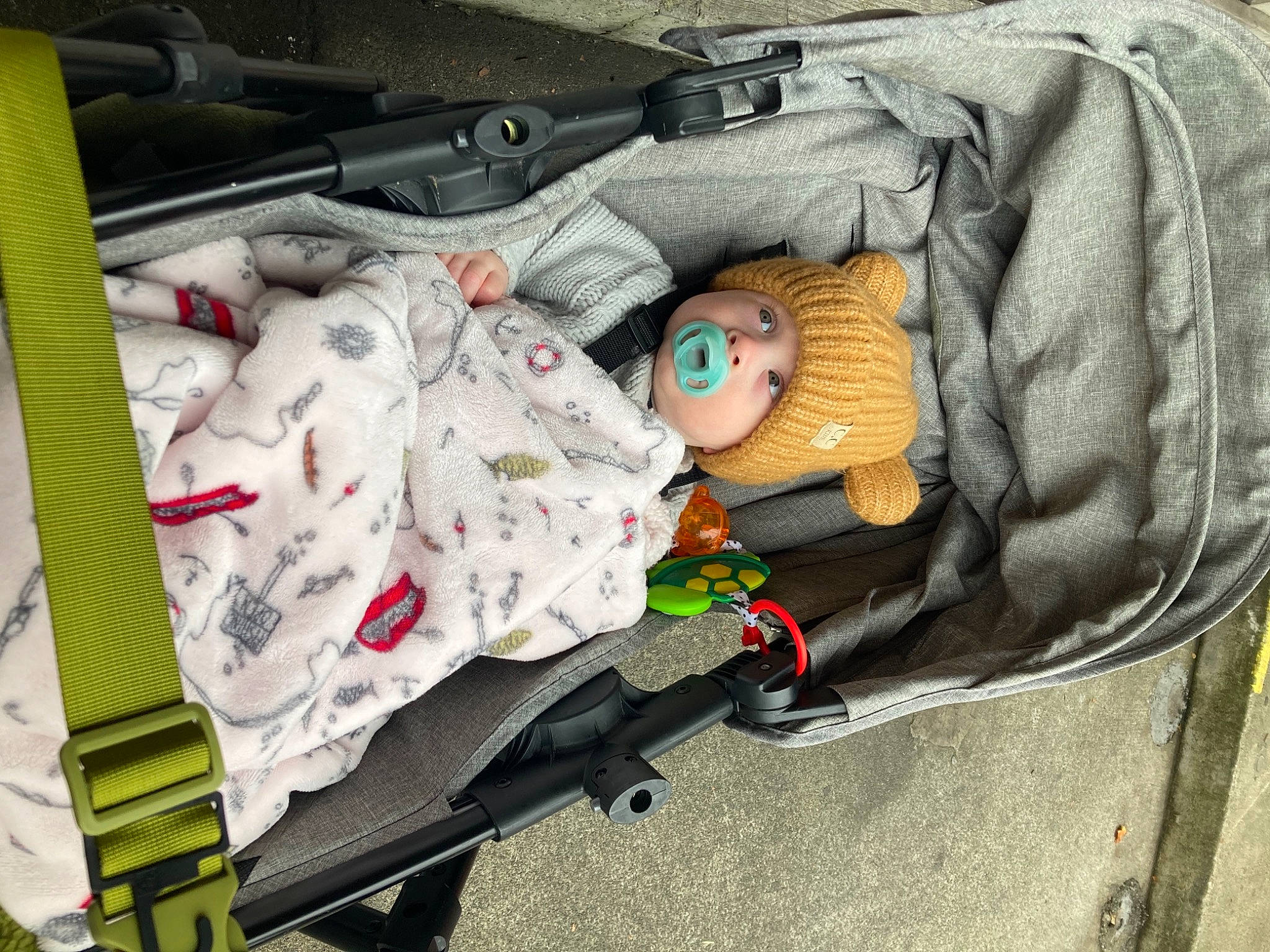 Andy is registered to the contest to win money with this photo: auto_part, automotive_exterior, baby_products, bag, baggage, bumper, car_seat, carmine, comfort, gas, headwear, linens, luggage_and_bags, motor_vehicle, pattern, person, plastic, pocket, suitcase, trunk
