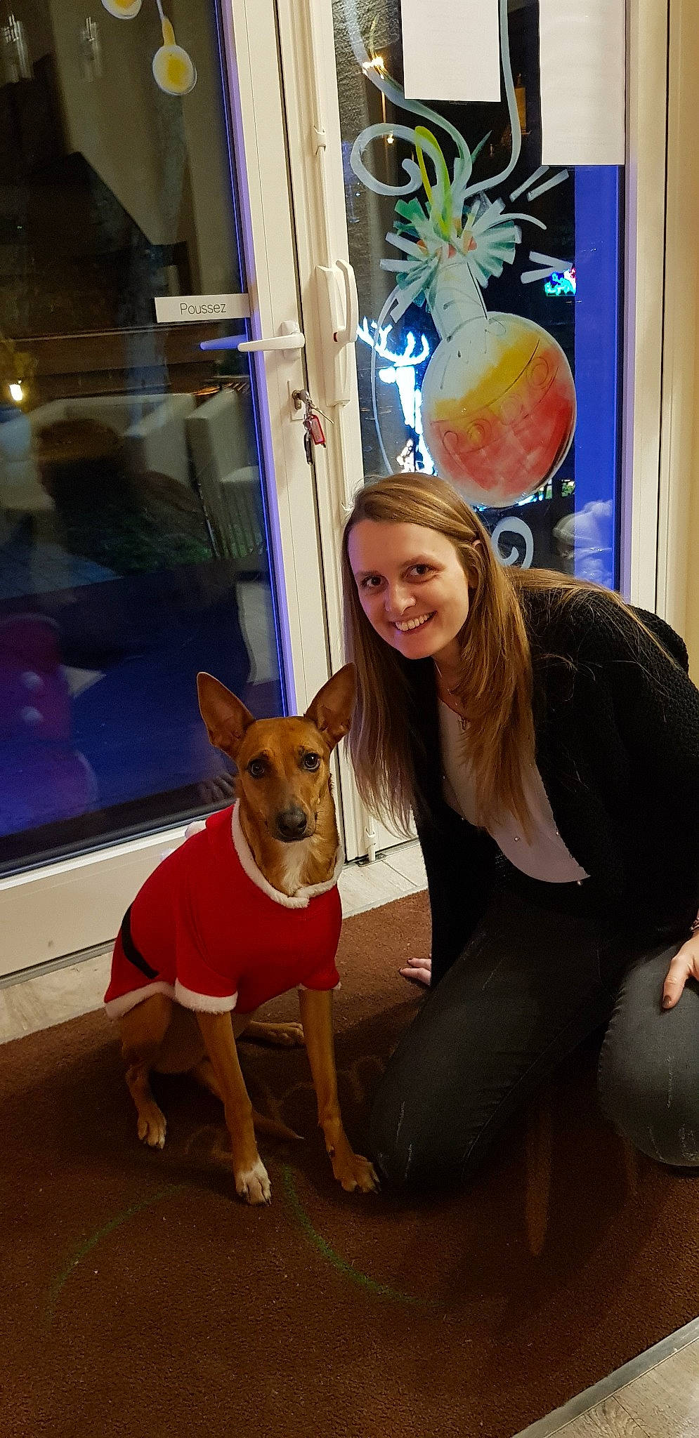 Mayla participe au concours pour gagner de l'argent avec cette photo : carnivoran, dog, dog_like_mammal, fun, girl, joy, mammal, person, vertebrate