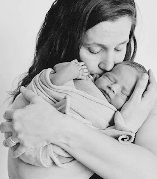 Ayden participe au concours pour gagner de l'argent avec cette photo : arm, black, black_and_white, cheek, comfort, elbow, face, finger, flash_photography, gesture, hand, happy, lip, mouth, nail, neck, nose, person, shoulder, skin