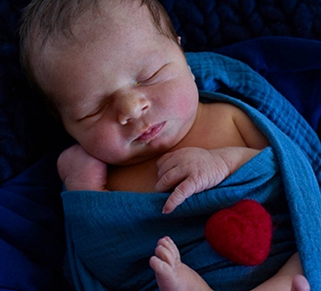 Ayden a rejoint le concours — aidez-le/la à gagner de superbes lots ! azure, baby, baby_sleeping, baby_toddler_clothing, blue, cheek, comfort, finger, gesture, hand, human_body, iris, linens, lip, mouth, nose, person, skin, textile, thumb