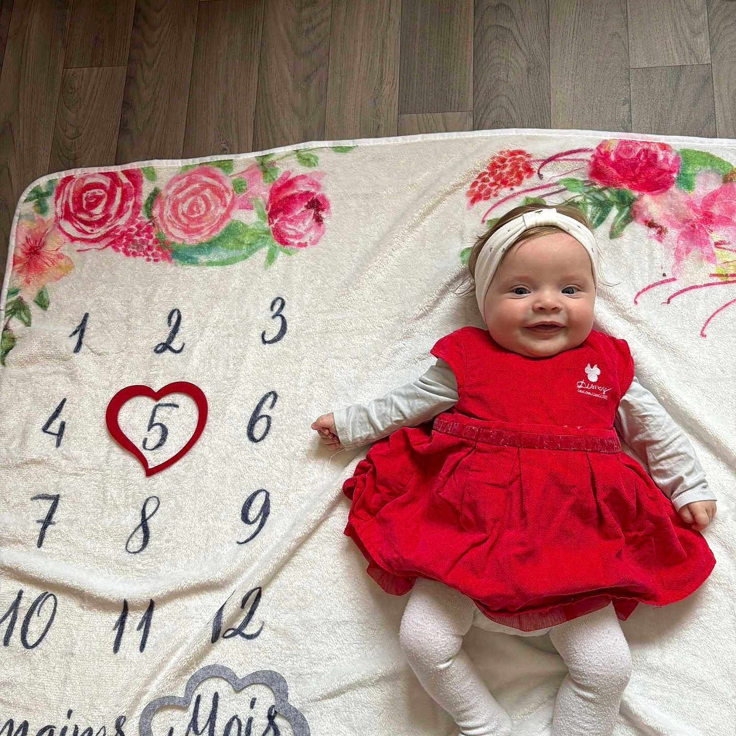 Noelia a rejoint le concours — aidez-le/la à gagner de superbes lots ! baby, blanket, clothing, face, flower, hat, head, infantbed, newborn, number, person, photography, plant, portrait, quilt, rose, sitting, sleeve, symbol, text