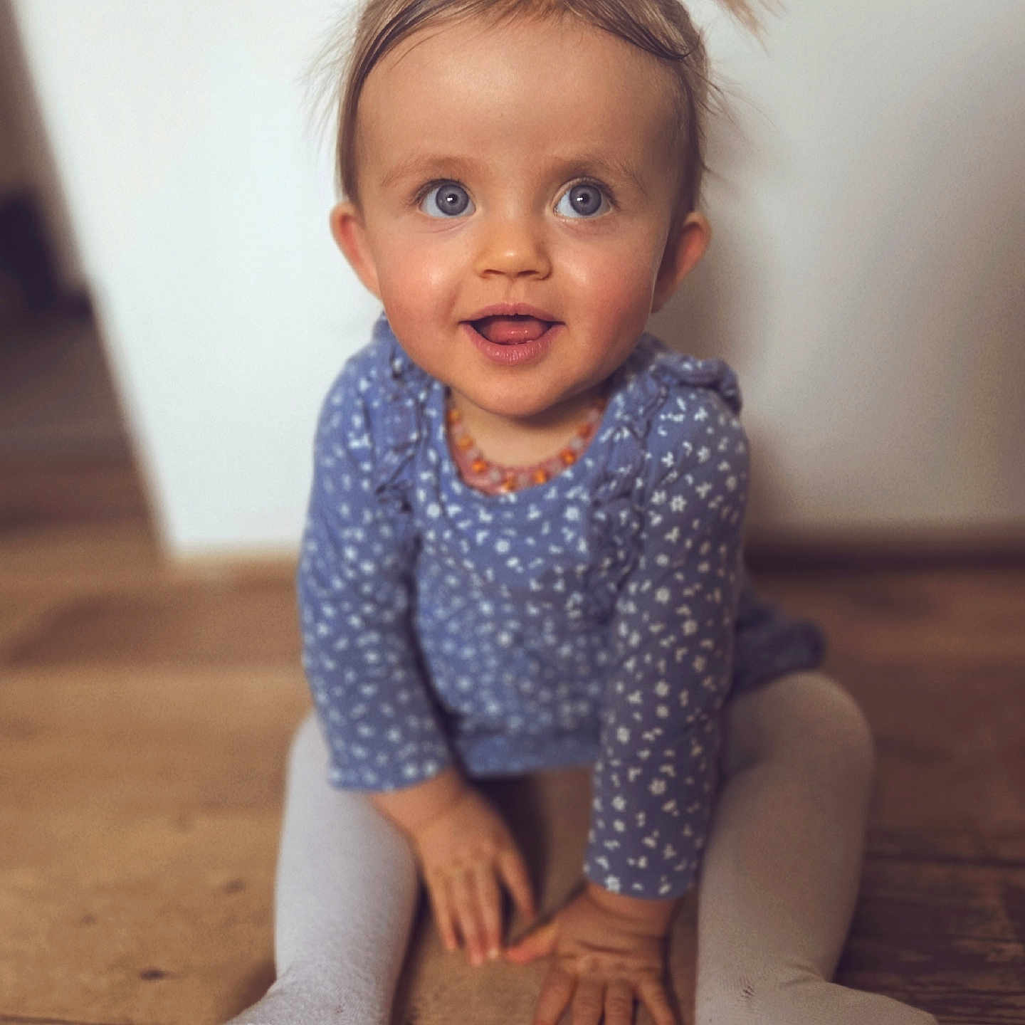 Romy participe au concours pour gagner de l'argent avec cette photo : accessories, baby, bodypart, clothing, face, finger, hand, happy, hardwood, head, hosiery, jewelry, necklace, person, photography, portrait, sitting, smile, sock, wood