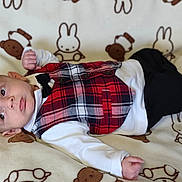 Nolan a rejoint le concours — aidez-le/la à gagner de superbes lots ! baby, infant, vest, bow_tie, plaid, white_shirt, black_pants, blanket, bear_pattern, bunny_pattern, cute, lying_down, indoors, soft_texture, portrait, child, small_hands, wide_eyes, curious, cozy