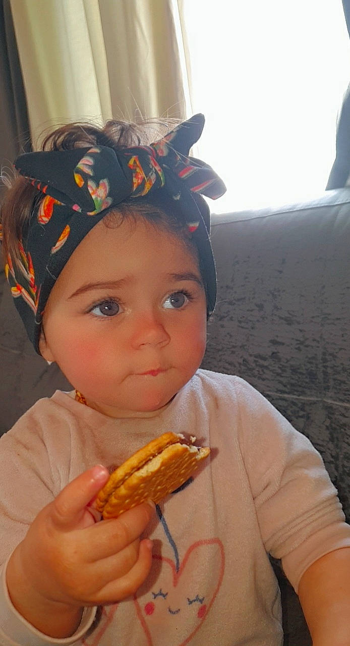 Neyla participe au concours pour gagner de l'argent avec cette photo : baked_goods, biting, cap, corn, corn_kernels, corn_on_the_cob, costume_hat, cuisine, finger_food, food, food_craving, hat, headwear, human_body, natural_foods, organ, people, person, plant, sweet_corn