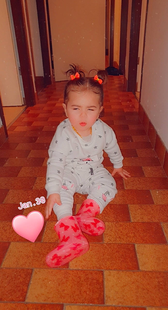 Neyla participe au concours pour gagner de l'argent avec cette photo : arm, baby, baby_toddler_clothing, child, door, floor, flooring, hardwood, head, human_body, joint, leg, magenta, person, pink, skin, sleeve, standing, sunglasses, toddler