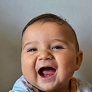 Isaac a rejoint le concours — aidez-le/la à gagner de superbes lots ! baby, smiling, face, child, portrait, happy, cute, infant, skin, expression, mouth, eyes, head, person, young, joy, closeup, clothing, toddler, cheerful