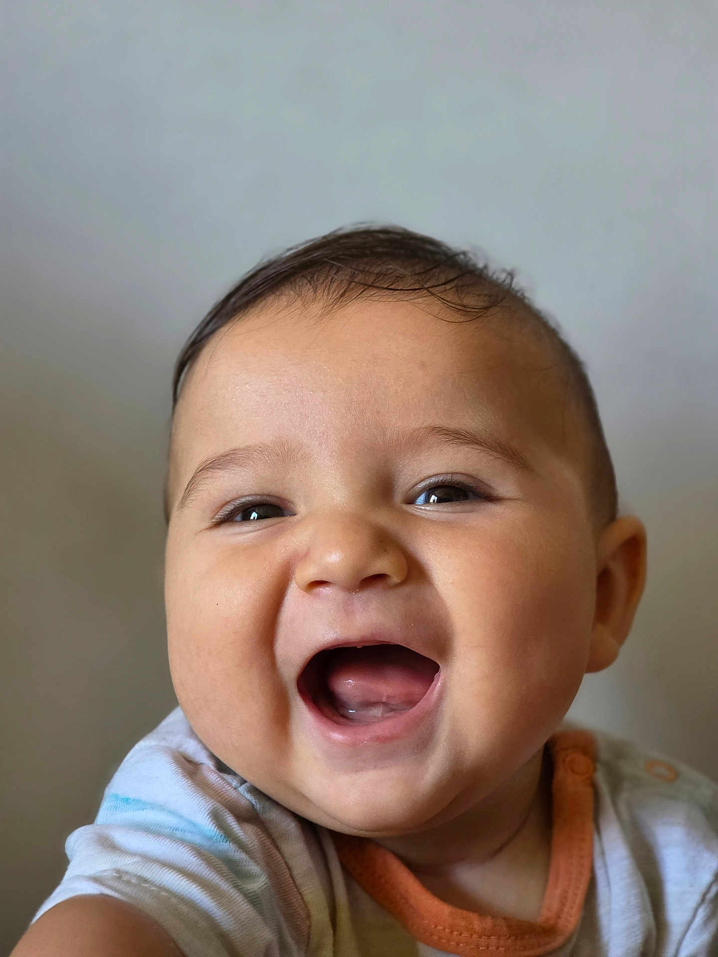Isaac a rejoint le concours — aidez-le/la à gagner de superbes lots ! baby, smiling, face, child, portrait, happy, cute, infant, skin, expression, mouth, eyes, head, person, young, joy, closeup, clothing, toddler, cheerful
