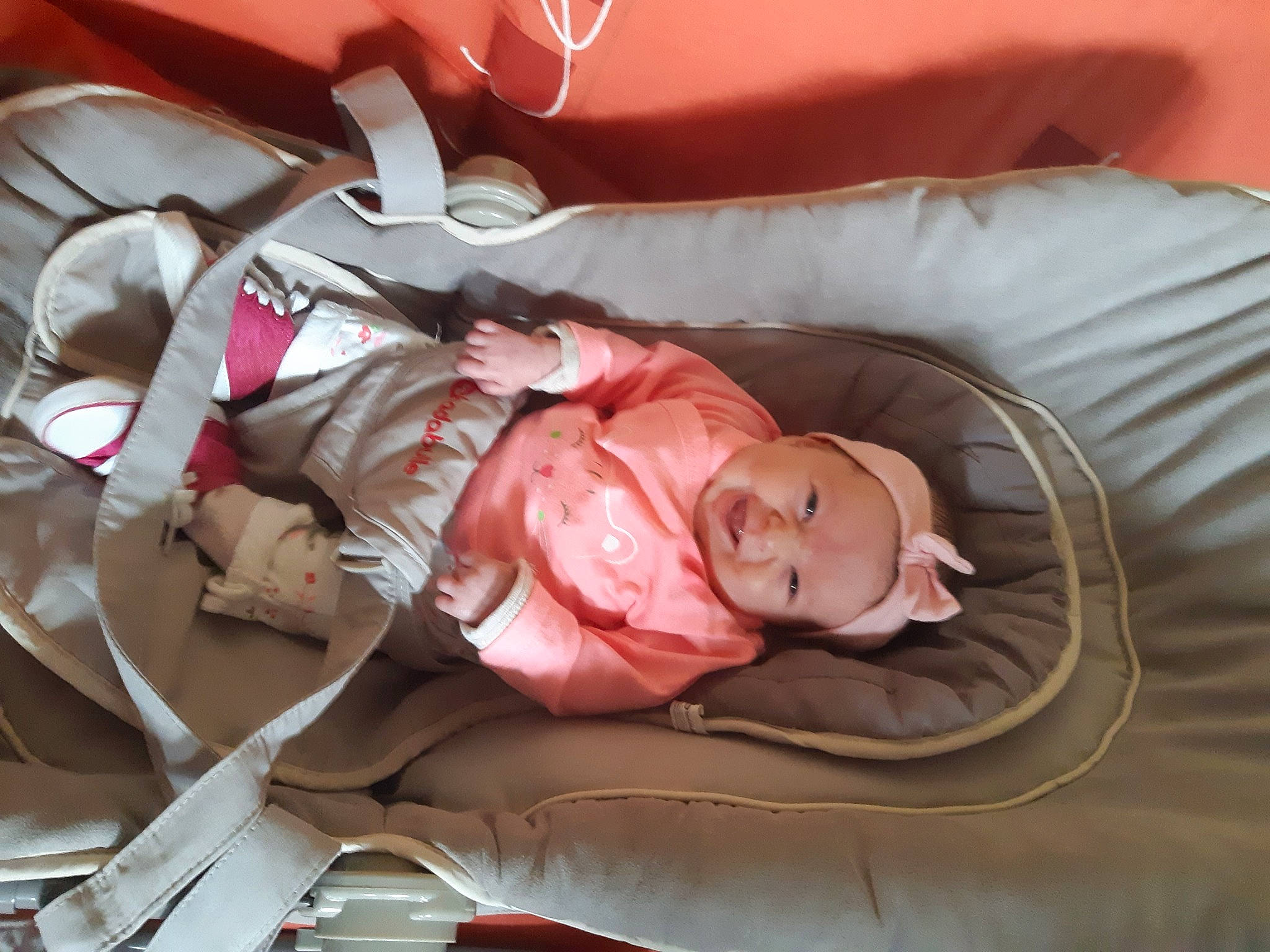 Emilie a rejoint le concours — aidez-le/la à gagner de superbes lots ! baby, baby_carriage, baby_in_car_seat, baby_products, baby_safety, baby_toddler_clothing, bed, bedding, bedtime, car_seat, carmine, child, comfort, headwear, infant_bed, linens, mammal, nap, person, room