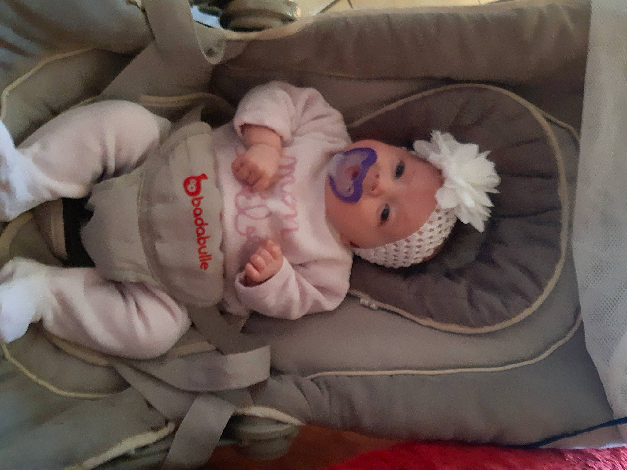 Emilie a rejoint le concours — aidez-le/la à gagner de superbes lots ! baby, baby_products, baby_safety, baby_sleeping, baby_toddler_clothing, child, comfort, head, headwear, linens, person, room, skin, textile, toddler, vertebrate