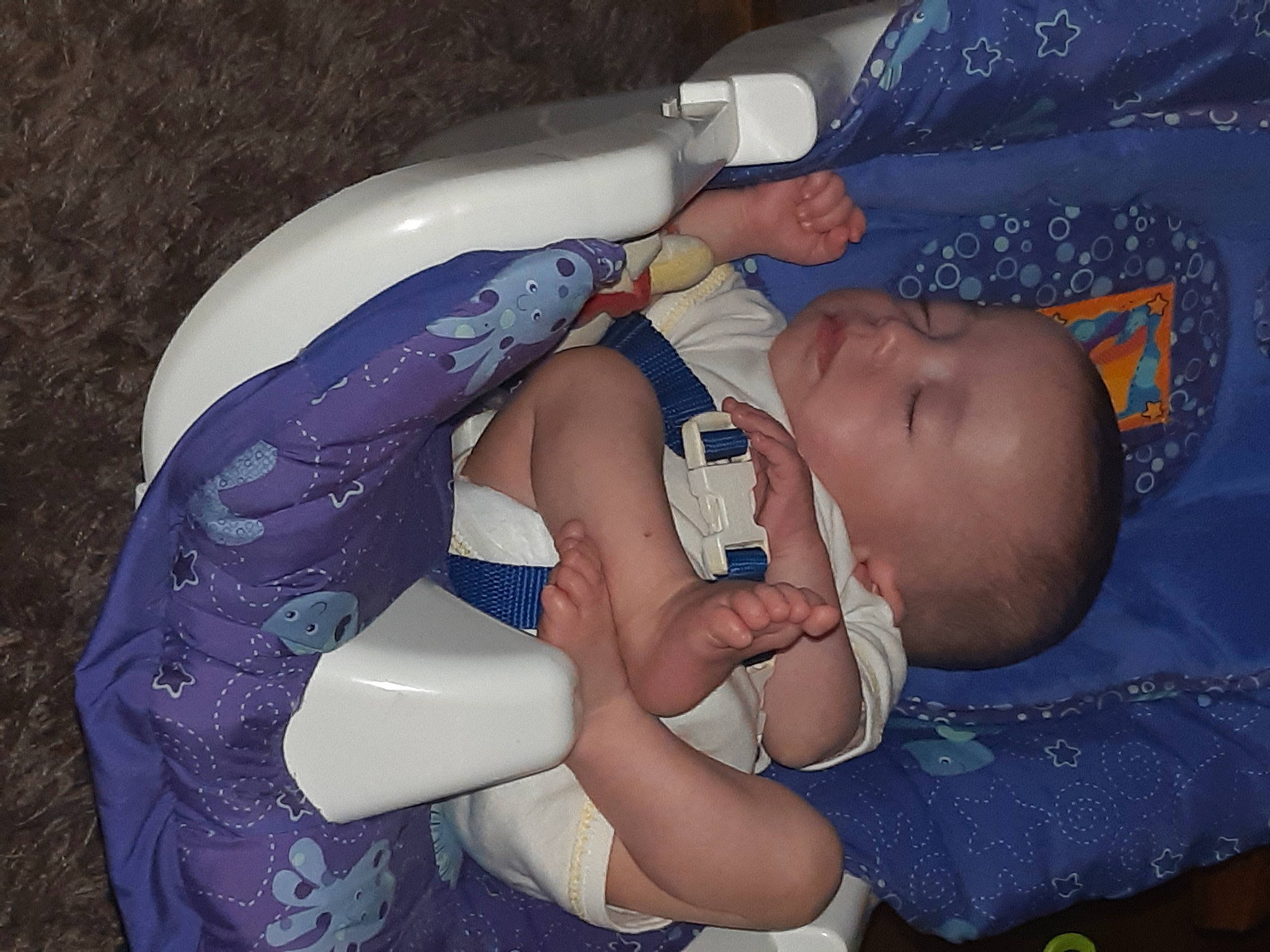 Hugo Et Baptiste a rejoint le concours — aidez-le/la à gagner de superbes lots ! arm, baby, baby_products, baby_toddler_clothing, child, comfort, elbow, electric_blue, finger, fun, hand, mouth, nail, pattern, person, plastic, skin, sleep, thumb, toddler