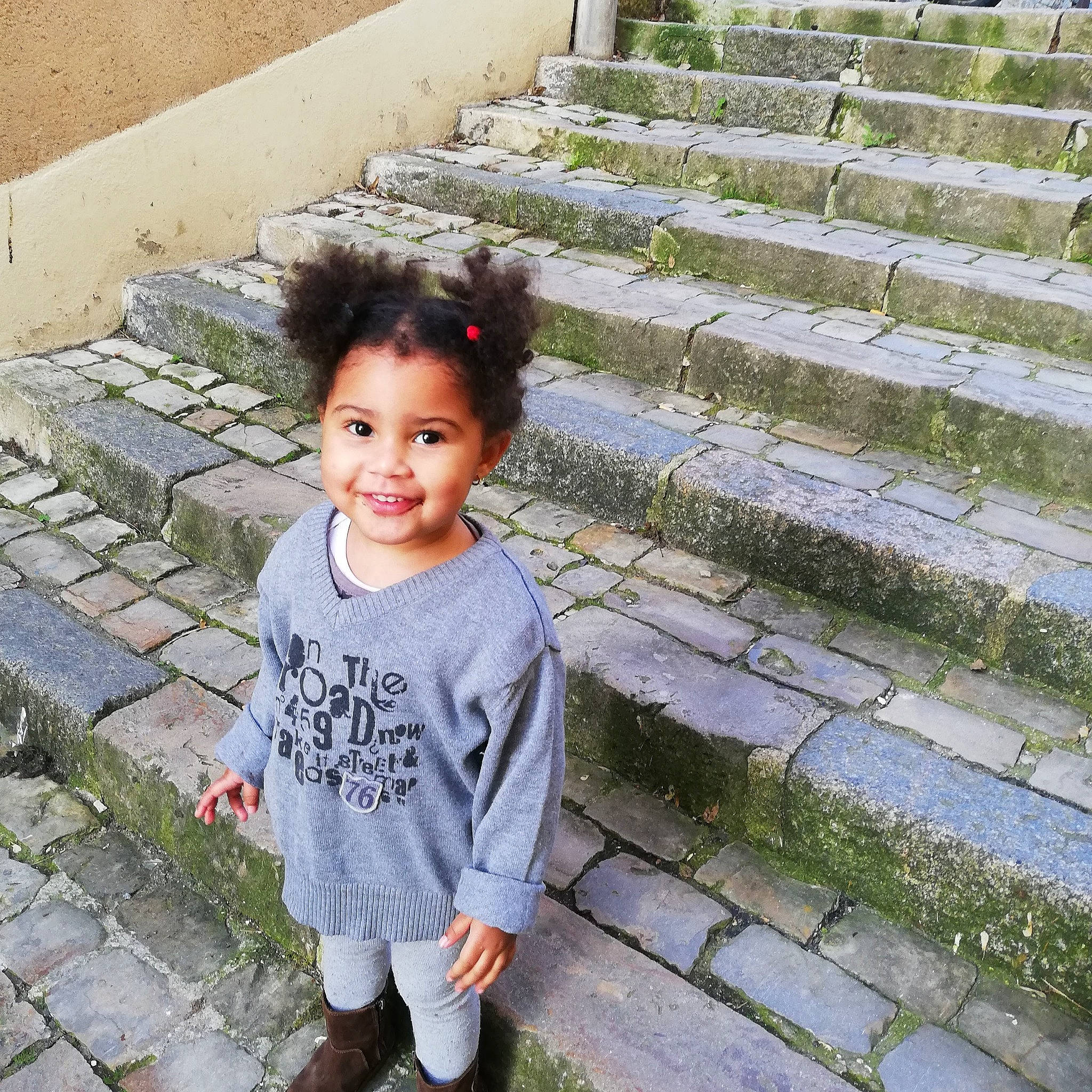 Madeleine participe au concours pour gagner de l'argent avec cette photo : child, grass, hairstyle, happy, joy, pattern, person, plant, shoe, sleeve, smile, snapshot, standing, t_shirt, textile, toddler, vacation