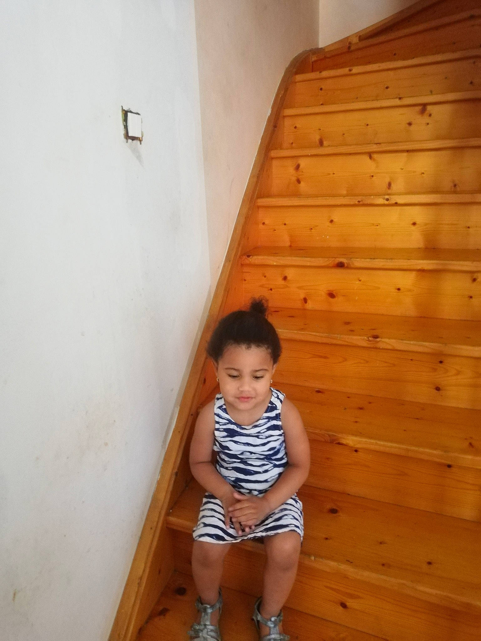 Madeleine participe au concours pour gagner de l'argent avec cette photo : floor, flooring, hardwood, person, plywood, room, stairs, wood, wood_flooring, wood_stain