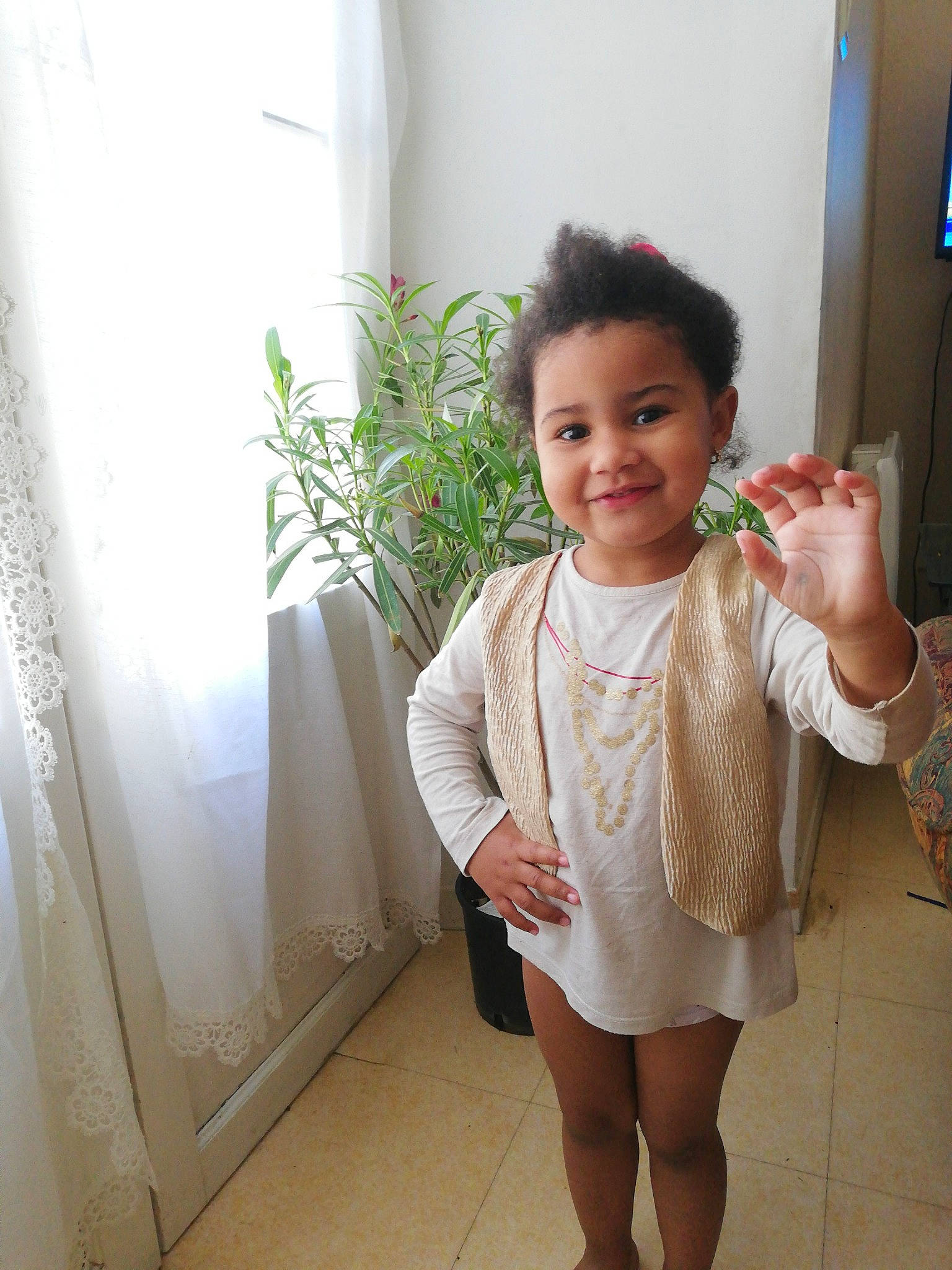 Madeleine participe au concours pour gagner de l'argent avec cette photo : child, joy, person, room, skin, smile, standing, toddler