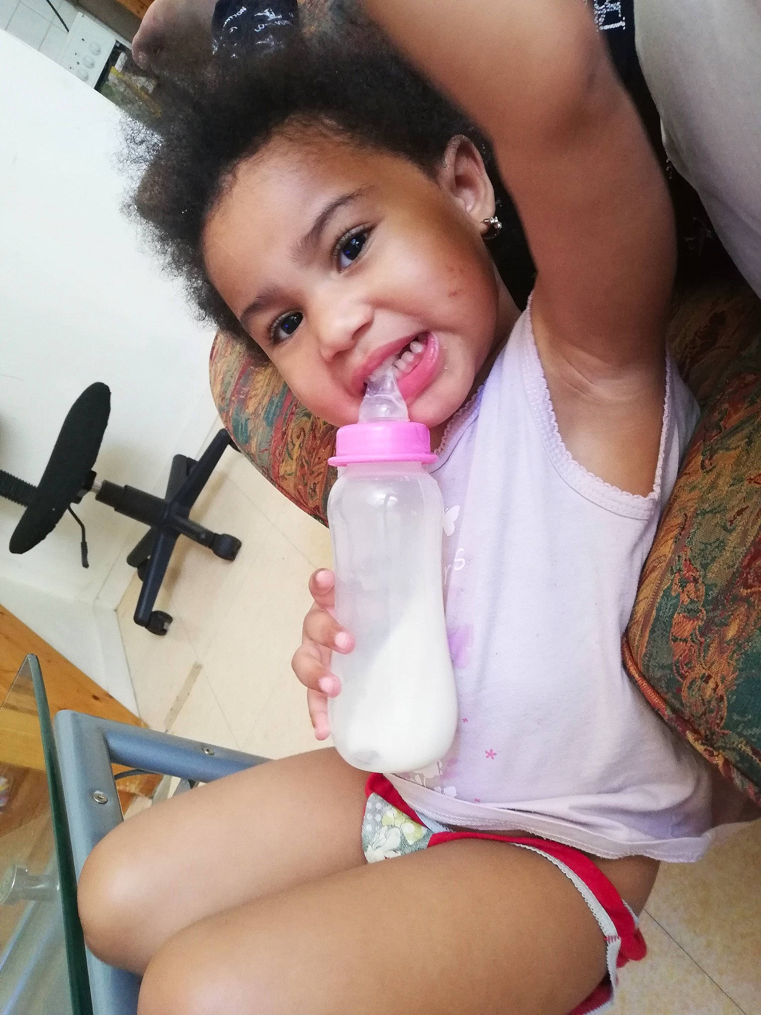 Madeleine participe au concours pour gagner de l'argent avec cette photo : arm, black_hair, child, daughter, finger, human_leg, leg, long_hair, mouth, nail, neck, person, pink, skin, thigh, toddler, trunk