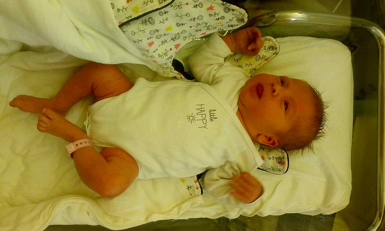 Joy a rejoint le concours — aidez-le/la à gagner de superbes lots ! baby, baby_products, baby_toddler_clothing, bed, bedtime, bracelet, child, childbirth, comfort, finger, linens, nightwear, nose, person, product, skin, sleep, stomach, toddler, watch