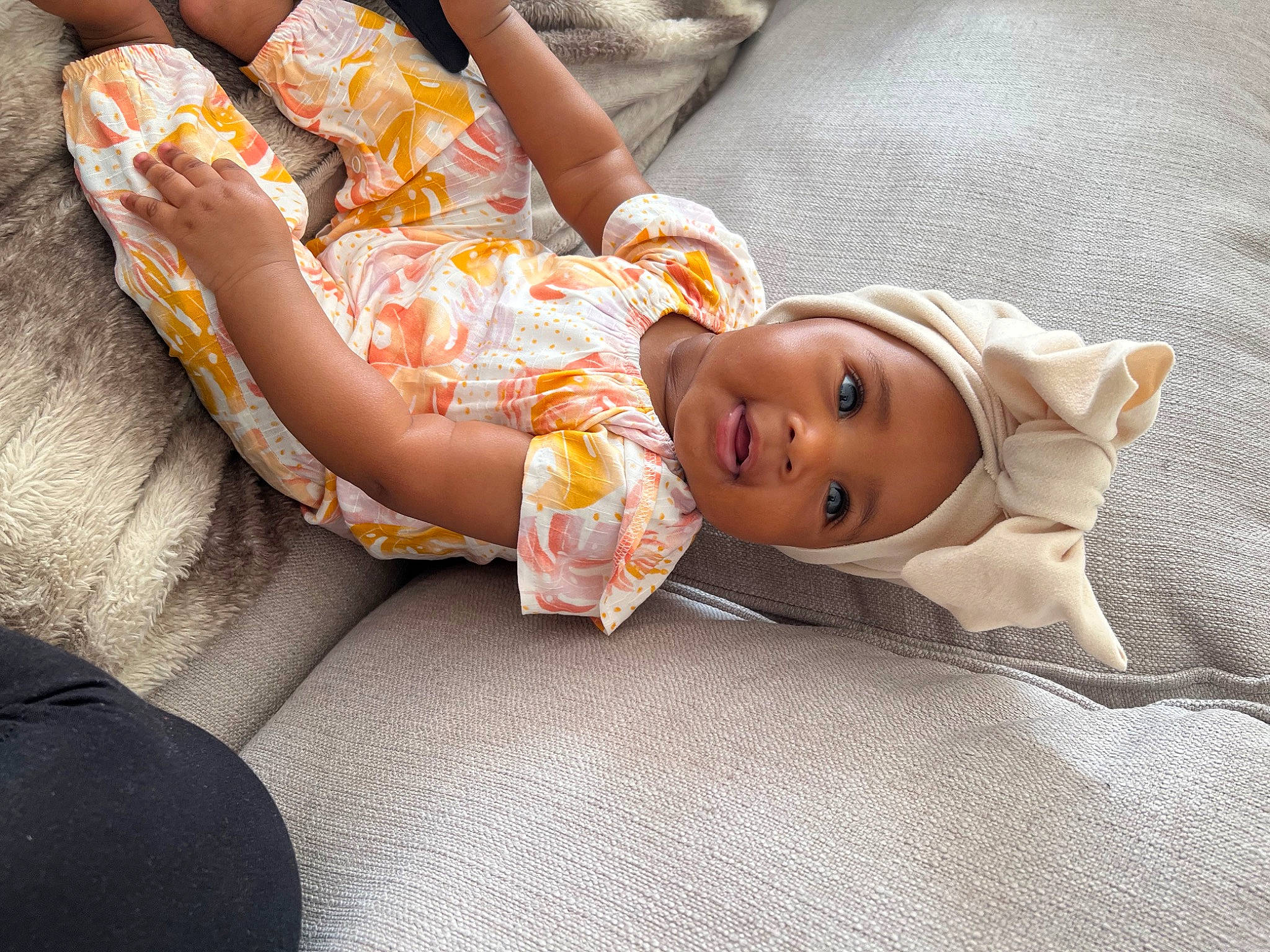 Malika participe au concours pour gagner de l'argent avec cette photo : arm, baby, bedding, bedtime, child, comfort, couch, flooring, foot, hand, headwear, human_leg, knee, linens, nap, person, room, sitting, sleep, thigh