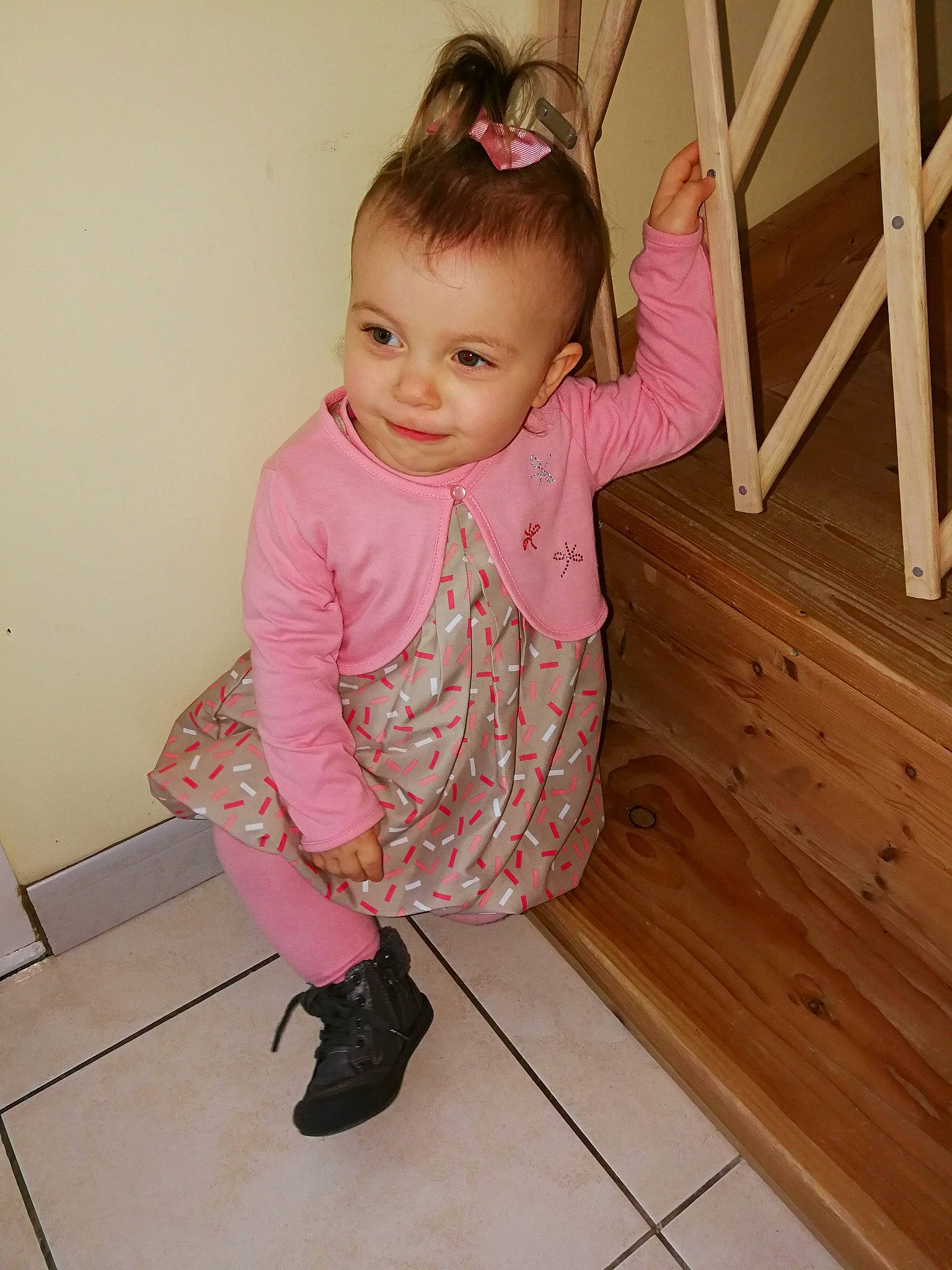 Camille a rejoint le concours — aidez-le/la à gagner de superbes lots ! baby, baby_toddler_clothing, child, floor, flooring, leg, outerwear, person, pink, shoe, skin, sleeve, standing, toddler