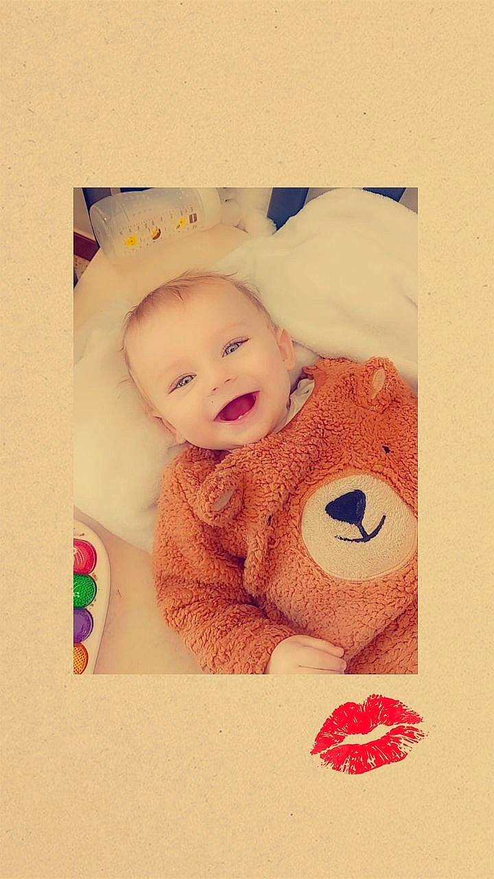 Theo a rejoint le concours — aidez-le/la à gagner de superbes lots ! art, baby, baby_laughing, baby_products, baby_sleeping, baby_toddler_clothing, cheek, child, circle, facial_expression, font, fur, happy, joy, pattern, person, portrait_photography, room, smile, stuffed_toy