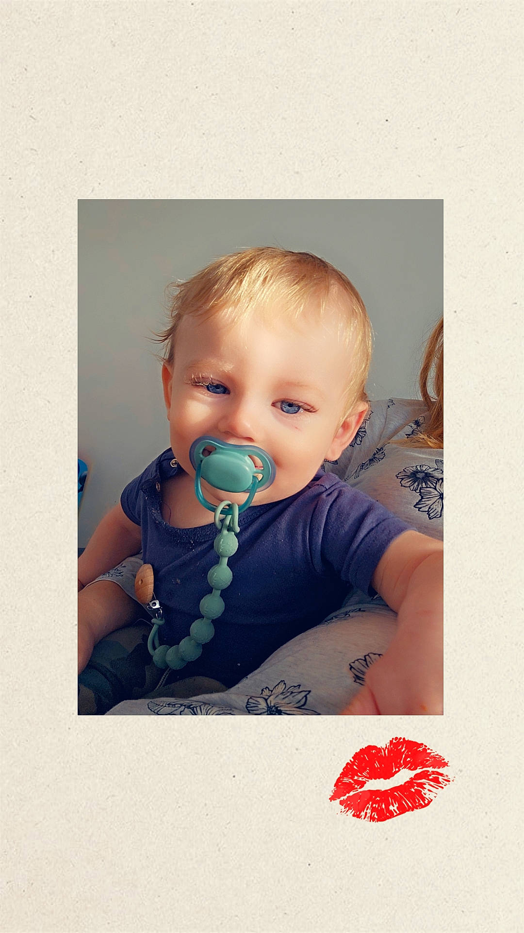 Theo participe au concours pour gagner de l'argent avec cette photo : art, baby, baby_toddler_clothing, cheek, child, electric_blue, eye, eyebrow, eyelash, fashion_accessory, flash_photography, font, happy, iris, pattern, person, photo_caption, sitting, sleeve, t_shirt