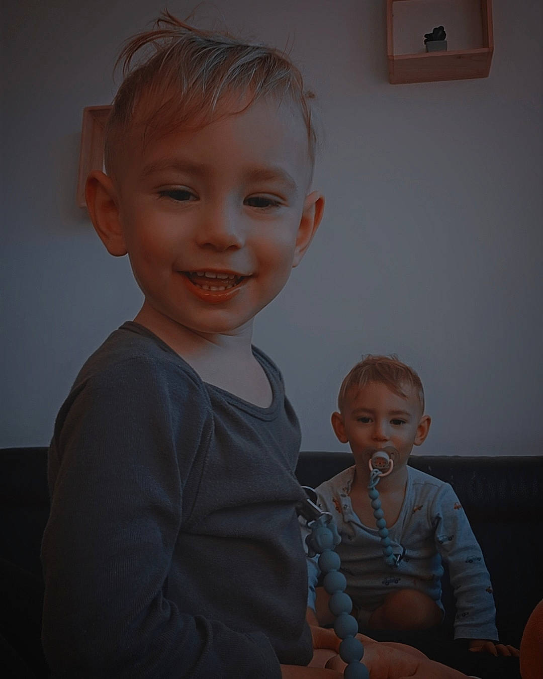 Theo a rejoint le concours — aidez-le/la à gagner de superbes lots ! arm, chair, cheek, child, flash_photography, fun, gesture, hand, happy, human_body, iris, joy, nose, organ, person, sitting, skin, smile, standing, t_shirt