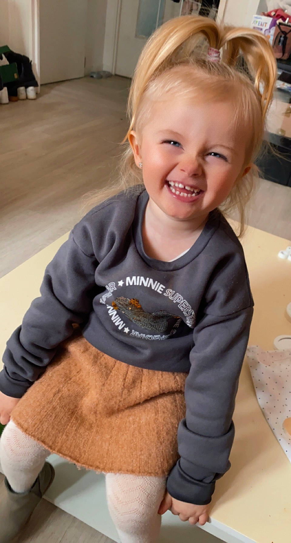 Peyton a rejoint le concours — aidez-le/la à gagner de superbes lots ! baby_toddler_clothing, blond, cheek, child, face, facial_expression, flooring, fun, hairstyle, happy, head, iris, joy, person, skin, sleeve, smile, sportswear, standing, t_shirt
