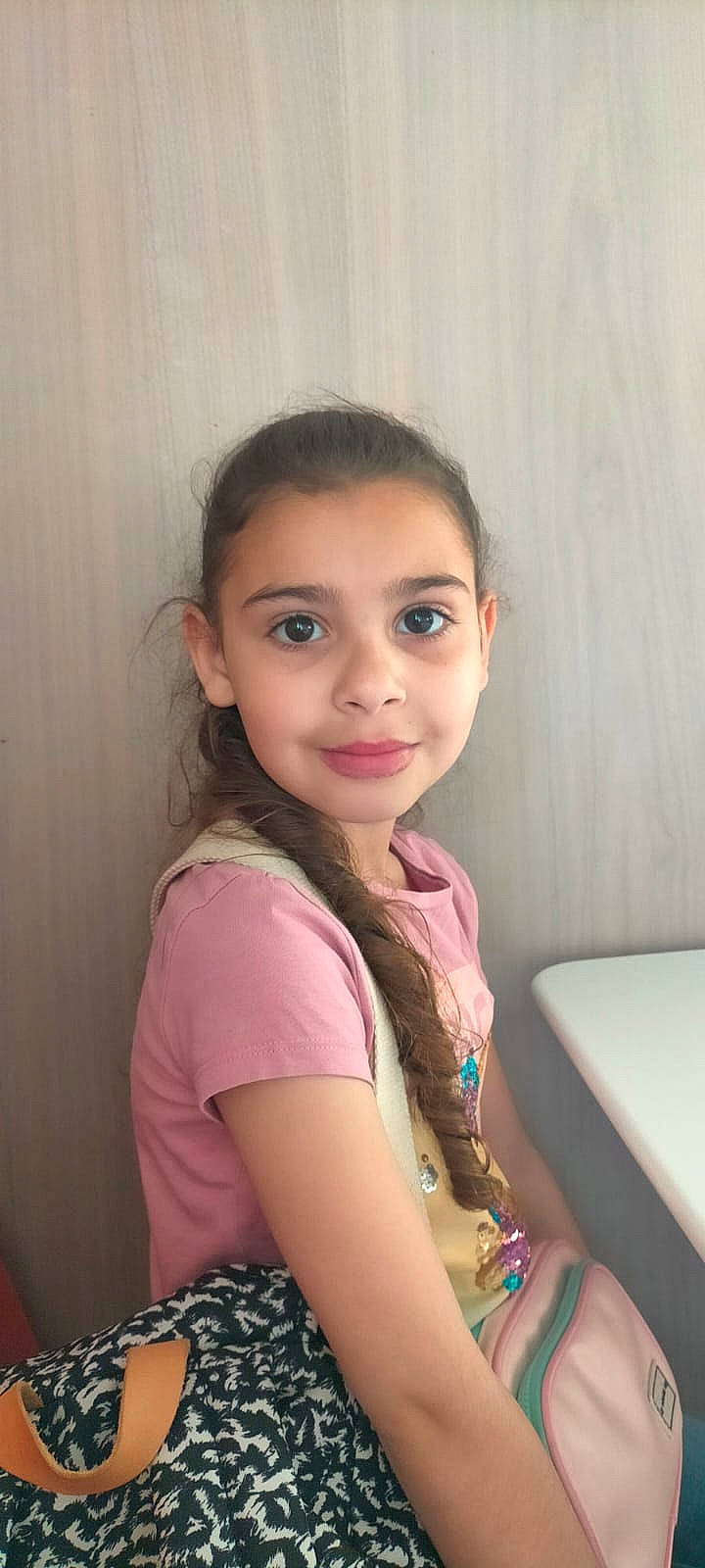 Inès a rejoint le concours — aidez-le/la à gagner de superbes lots ! cheek, child, elbow, eyebrow, eyelash, flash_photography, fun, happy, jewellery, joy, nose, person, room, sitting, skin, smile, thigh, toddler