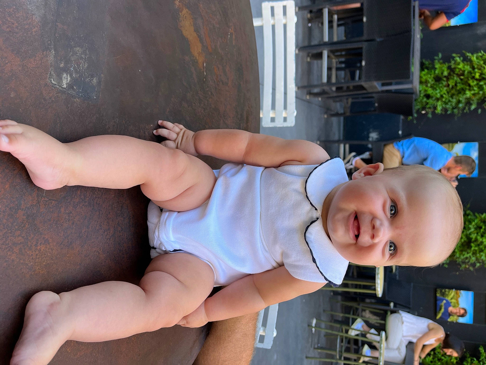 Eleanor a rejoint le concours — aidez-le/la à gagner de superbes lots ! abdomen, baby, baby_toddler_clothing, blurred, chest, child, elbow, foot, fun, hat, human_leg, knee, leg, leisure, muscle, person, plant, shorts, smile, thigh