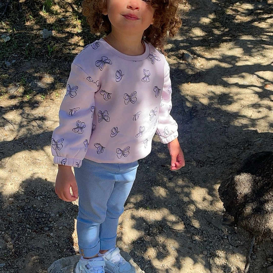 Manes participe au concours pour gagner de l'argent avec cette photo : child, clothing, face, female, footwear, girl, grass, head, jeans, outdoors, pants, person, photography, plant, portrait, rock, shoe, soil, standing, tree
