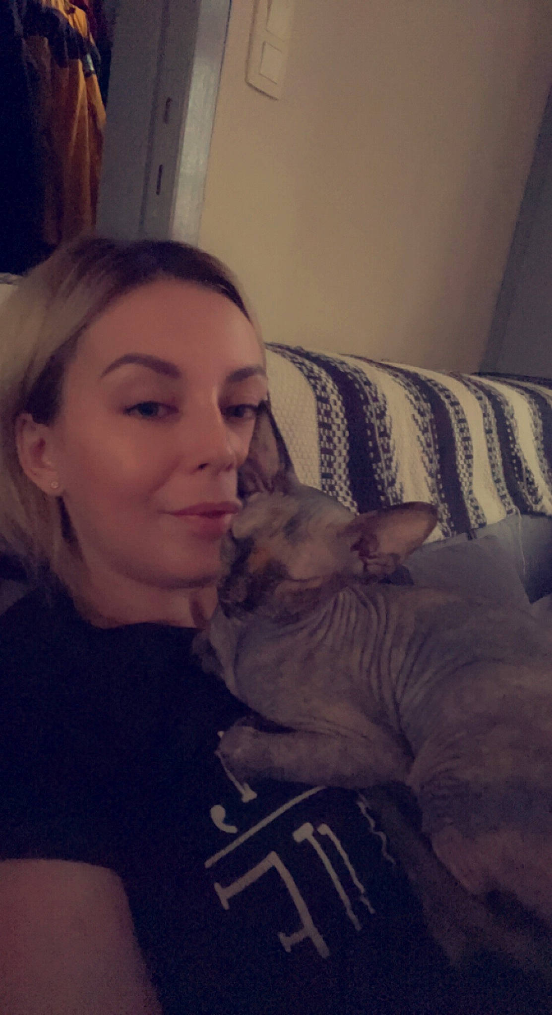 Nairobi participe au concours pour gagner de l'argent avec cette photo : carnivore, comfort, cool, ear, eyebrow, facial_expression, fawn, felidae, finger, gesture, happy, head, human, iris, jaw, mouth, neck, shoulder, skin, smile