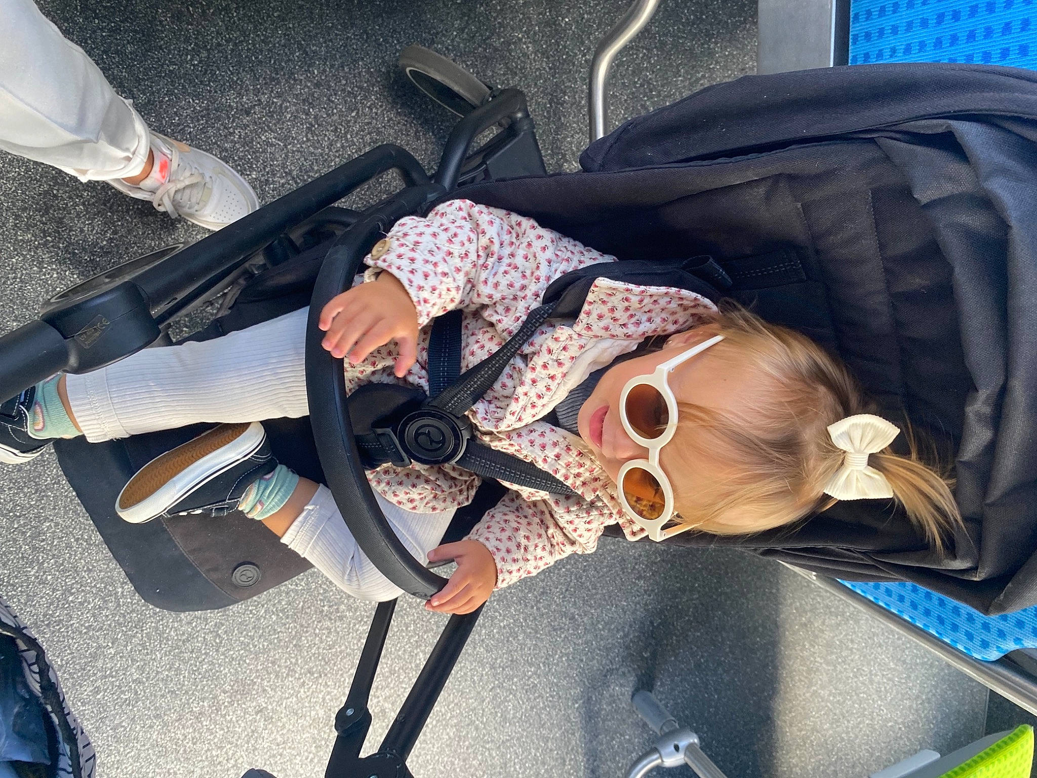 Mia-rose participe au concours pour gagner de l'argent avec cette photo : audio_equipment, auto_part, automotive_exterior, baby_carriage, baby_products, bag, car_seat, comfort, cool, eyewear, fashion_accessory, fun, goggles, human_leg, person, personal_protective_equipment, sitting, sunglasses, thigh, vision_care
