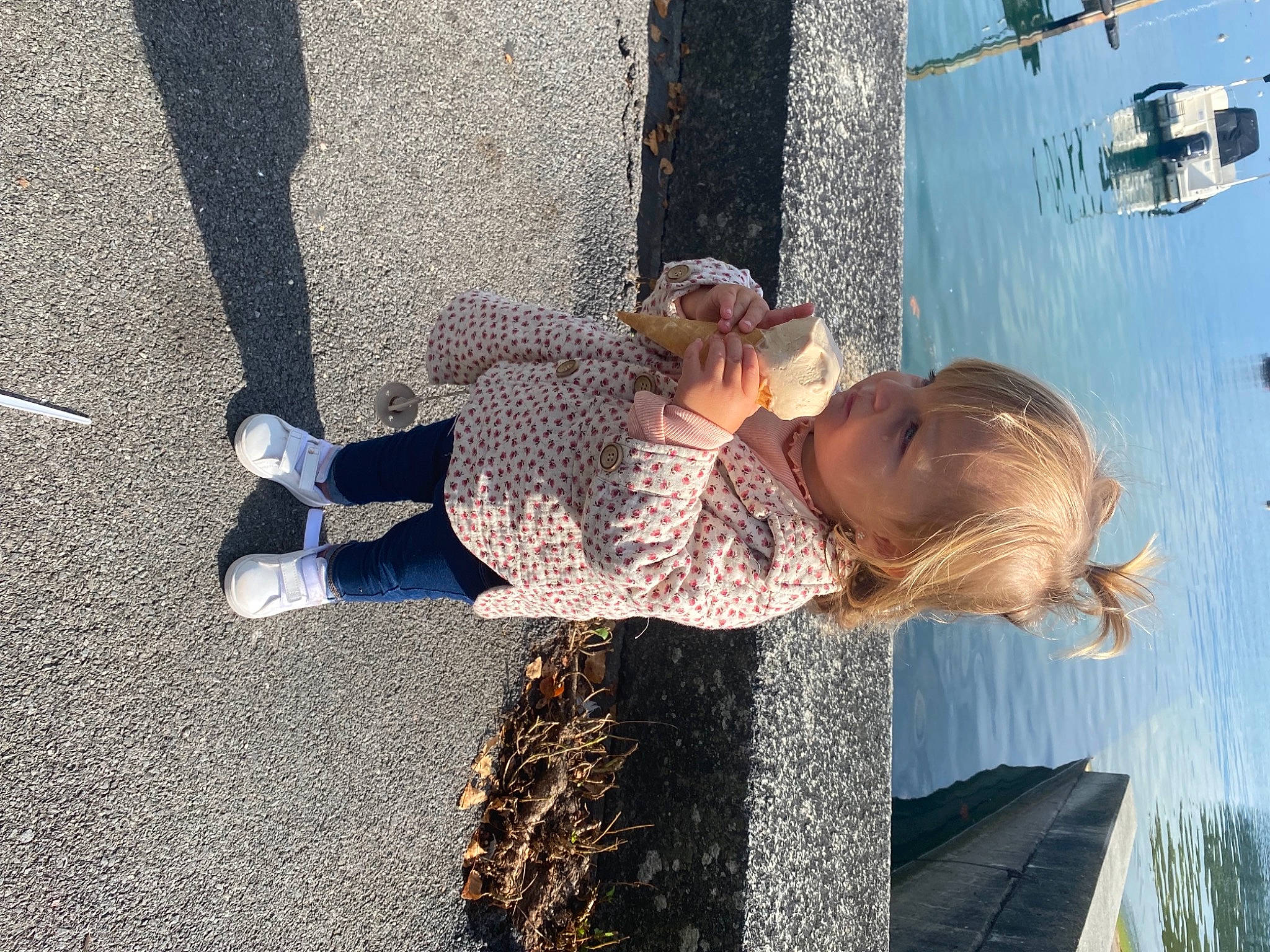 Mia-rose a rejoint le concours — aidez-le/la à gagner de superbes lots ! asphalt, child, city, electric_blue, fun, happy, human_leg, leisure, line, pattern, people_in_nature, person, public_space, road_surface, shadow, street_fashion, sunglasses, toddler, tree, water