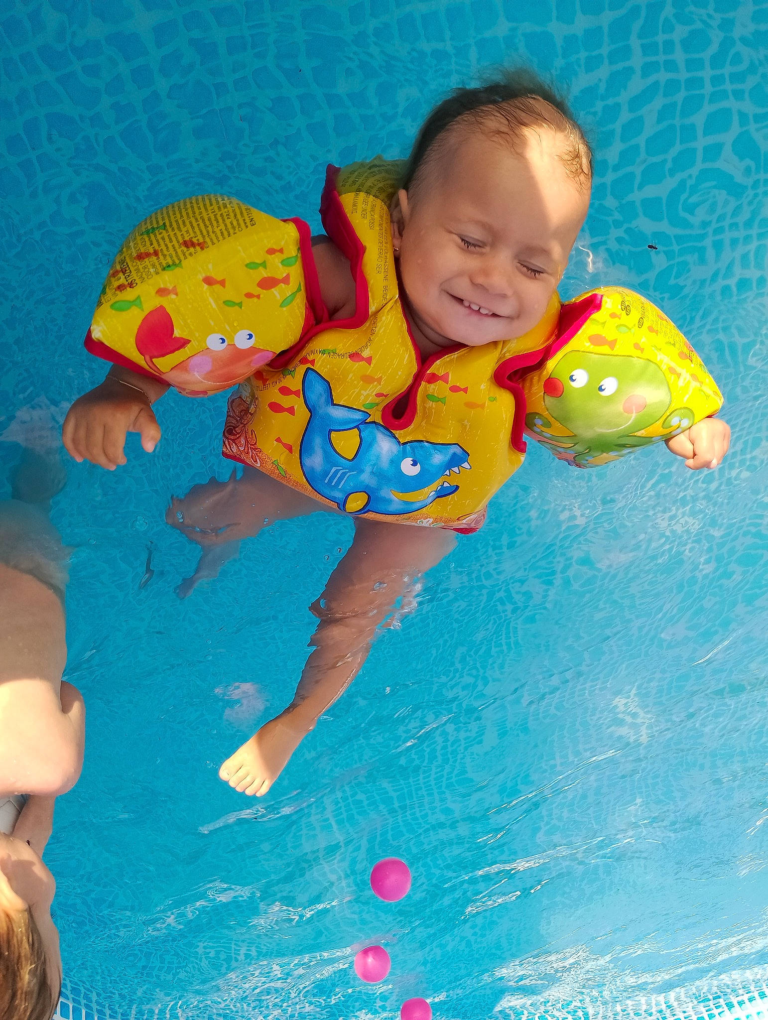 Lyhana participe au concours pour gagner de l'argent avec cette photo : adaptation, aqua, azure, baby_toddler_clothing, child, finger, fun, happy, joy, leisure, people_in_nature, person, product, recreation, red, sand, smile, t_shirt, textile, toddler