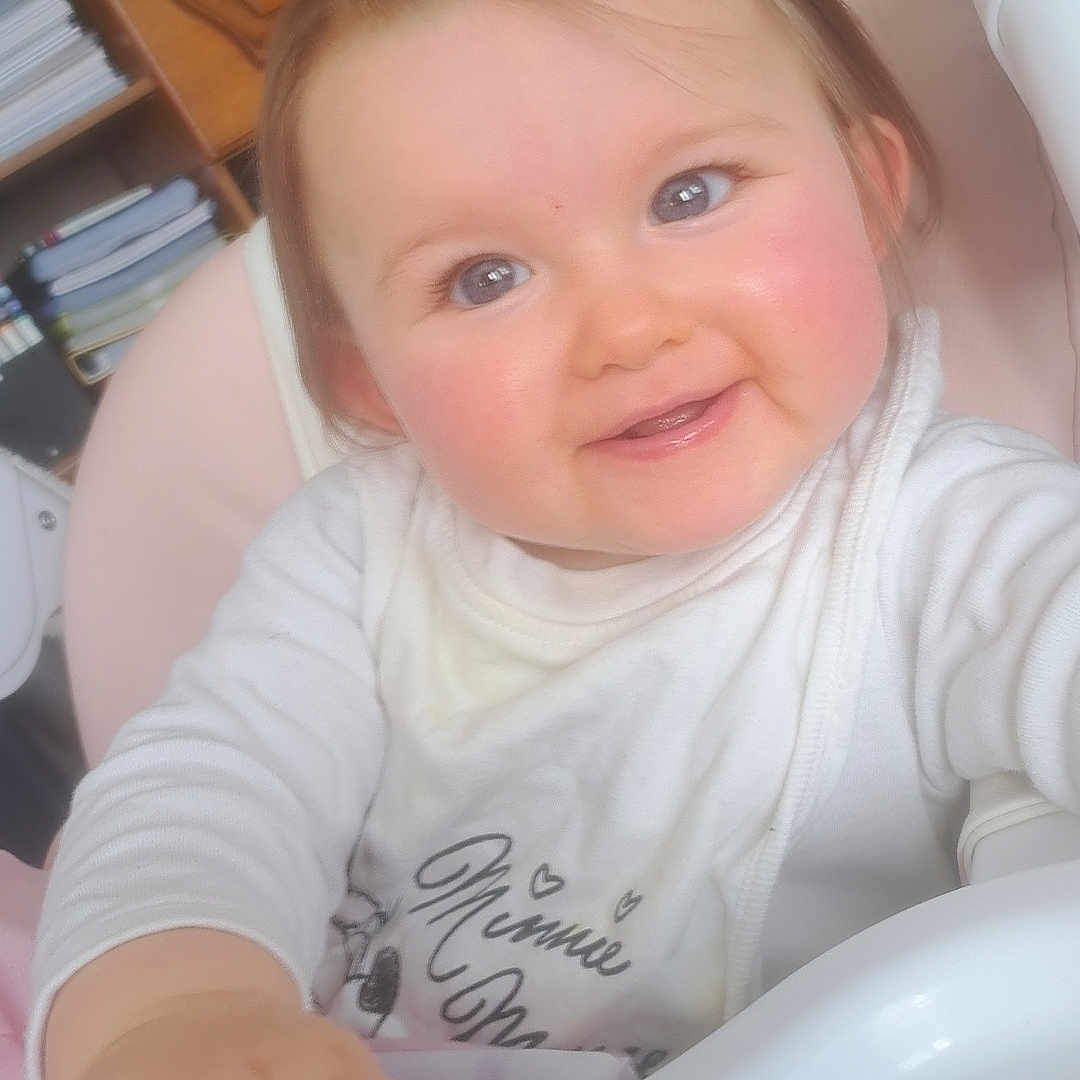 Lyana a rejoint le concours — aidez-le/la à gagner de superbes lots ! baby, bodypart, bookcase, cabinet, chair, clothing, couch, crib, face, finger, furniture, hand, happy, head, infantbed, person, photography, portrait, smile, t_shirt