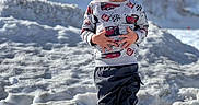 Giulian a rejoint le concours — aidez-le/la à gagner de superbes lots ! child, boy, smiling, snow, winter, outdoor, clothing, sweatshirt, pants, shoes, sky, nature, cold, playful, happy, standing, young, casual, daylight, landscape