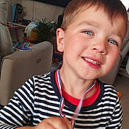 Manoë a rejoint le concours — aidez-le/la à gagner de superbes lots ! child, boy, medal, striped_shirt, smile, indoor, living_room, furniture, window, toy, happy, face, hand, person, casual_clothing, home, young_child, award, celebration, portrait