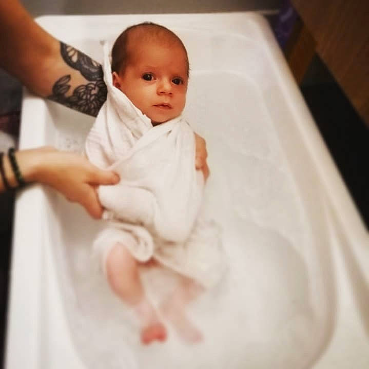 Ezra a rejoint le concours — aidez-le/la à gagner de superbes lots ! baby, baby_toddler_clothing, bathroom, cheek, child, comfort, dress, foot, gesture, happy, head, iris, leg, lip, nail, neck, person, sleeve, stomach, thumb