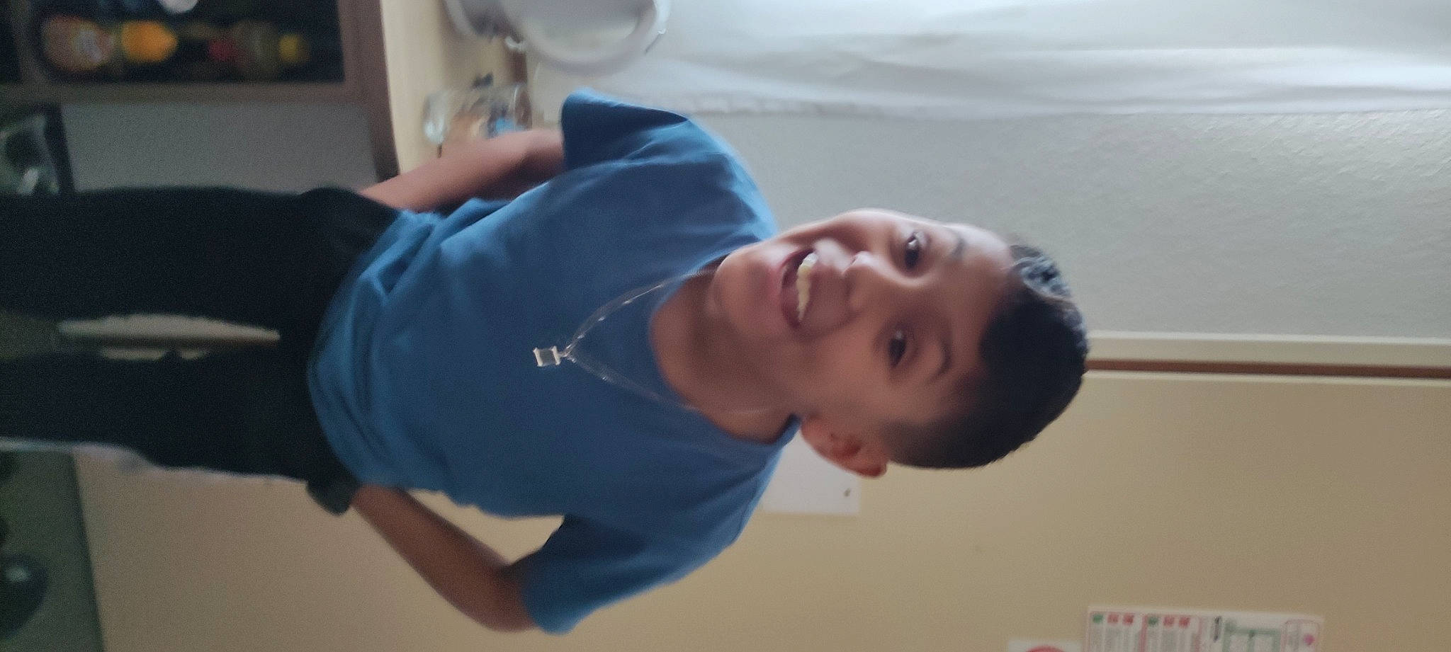 Elayas a rejoint le concours — aidez-le/la à gagner de superbes lots ! child, chin, elbow, finger, fun, gesture, happy, jaw, joint, joy, knee, mouth, muscle, neck, nose, person, room, shoulder, sleeve, smile