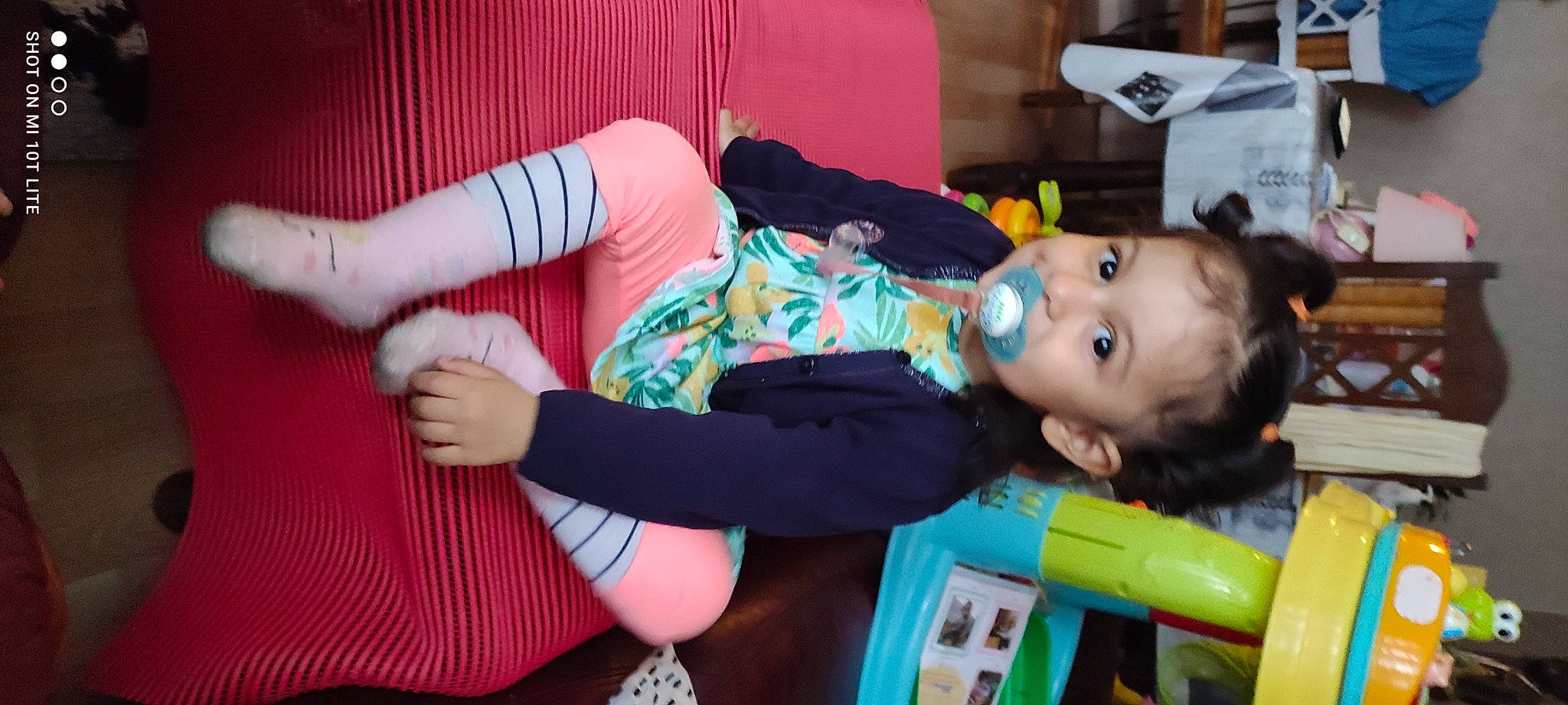 Dinayah a rejoint le concours — aidez-le/la à gagner de superbes lots ! baby, baby_products, baby_toddler_clothing, child, comfort, facial_expression, foot, fun, human_leg, knee, lap, pattern, person, play, room, sitting, skin, sock, thigh, toddler