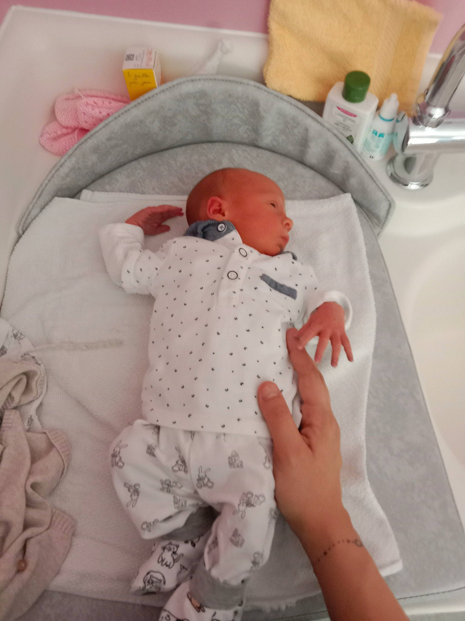 Haïden a rejoint le concours — aidez-le/la à gagner de superbes lots ! baby, baby_products, baby_safety, baby_sleeping, baby_toddler_clothing, barefoot, bathing, bed, bed_sheet, bedding, bedroom, comfort, foot, household_supply, infant_bed, linens, pattern, person, room, sleeve