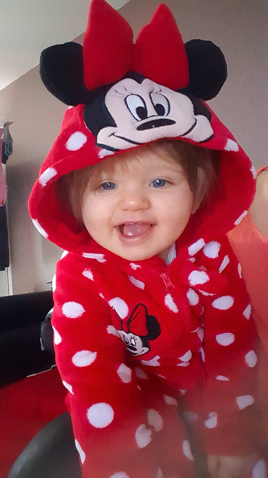 Lylia participe au concours pour gagner de l'argent avec cette photo : cap, child, costume, costume_accessory, costume_hat, ear, fashion_accessory, hat, headgear, headwear, person, red, smile, toddler