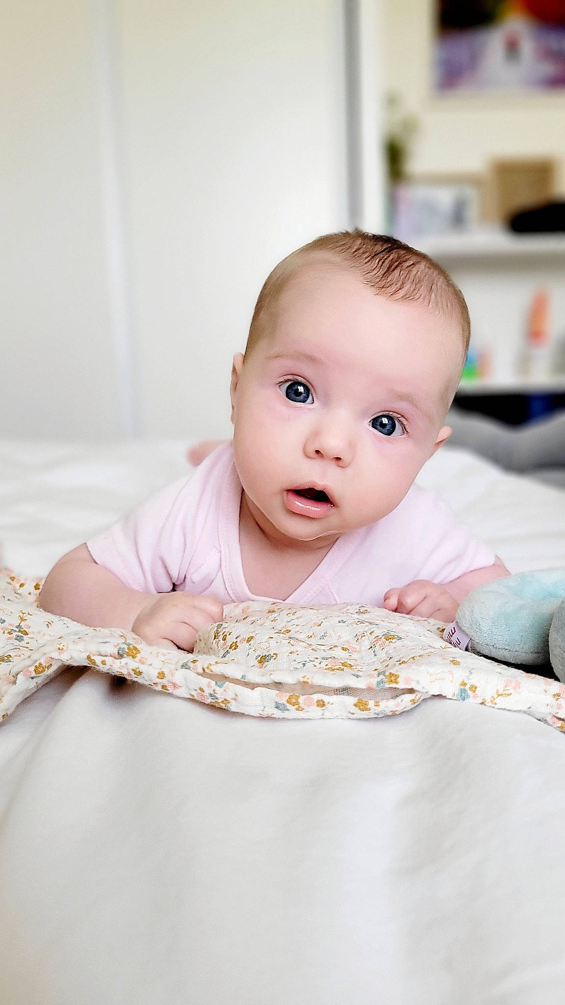 Apolline participe au concours pour gagner de l'argent avec cette photo : baby, baby_toddler_clothing, cheek, child, collar, comfort, event, flash_photography, fun, happy, iris, no_expression, peach, person, portrait_photography, sitting, skin, sleeve, surprise, toddler