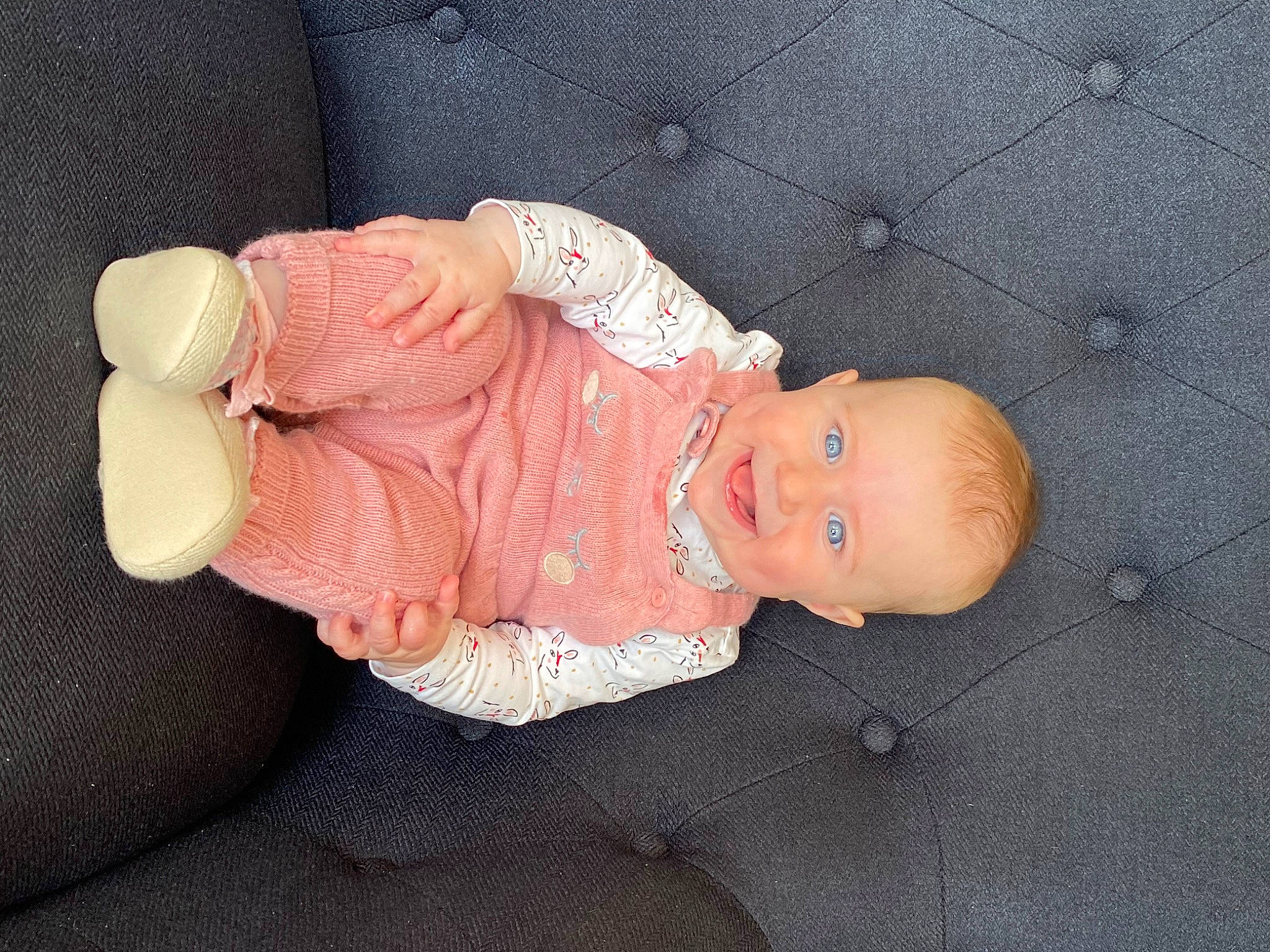 Louise a rejoint le concours — aidez-le/la à gagner de superbes lots ! arm, baby, baby_products, baby_sleeping, baby_toddler_clothing, cheek, child, comfort, face, finger, hand, headgear, pattern, peach, person, skin, sleeve, thumb, toddler, wood